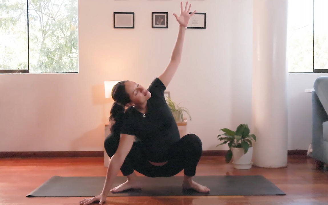 Yoga prenatal para soltar y abrir